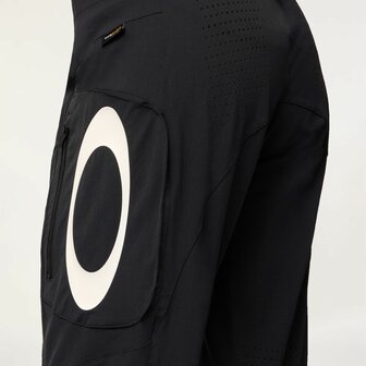 Oakley Seeker Edge Hose &ndash; Schwarz