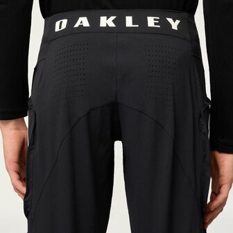 Oakley Seeker Edge Hose &ndash; Schwarz