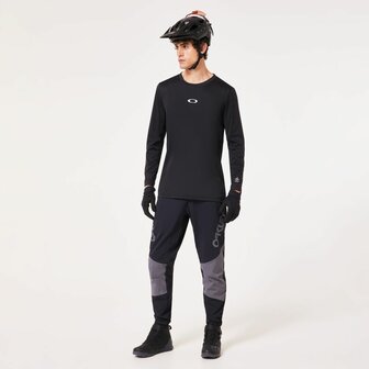 Oakley Maven Scrub Broek - Black/Grey On model