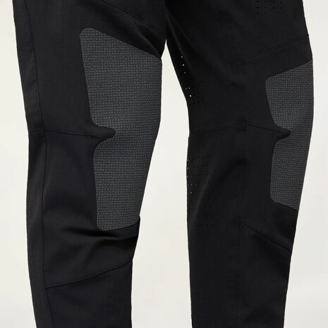 Oakley Seeker Edge Hose &ndash; Schwarz